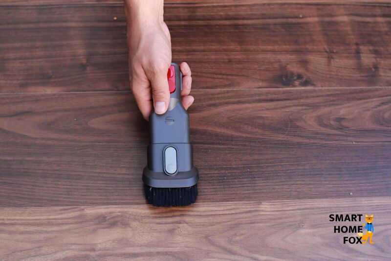 Das Multitool des Dyson V7 Motorhead mit ausgefahrener Bürste